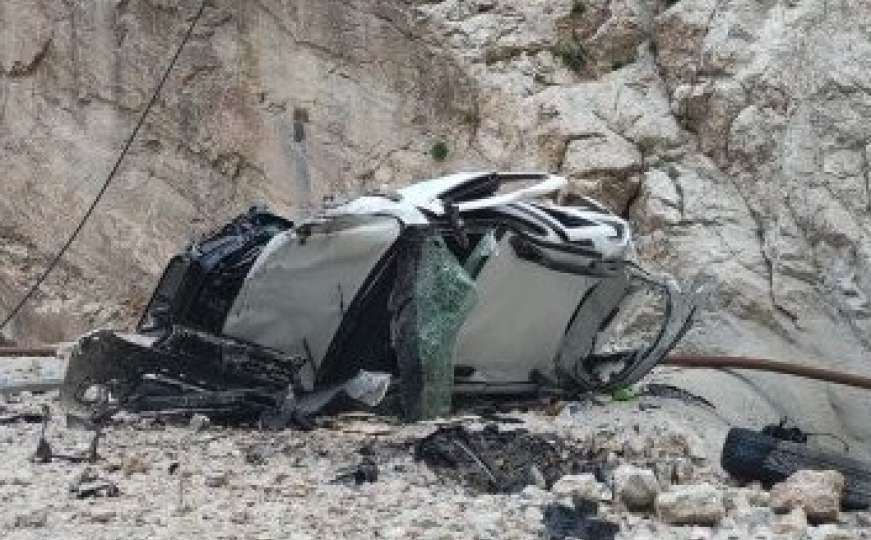 Jedna osoba poginula nakon slijetanja vozila niz stijenu kod Kalinovika 